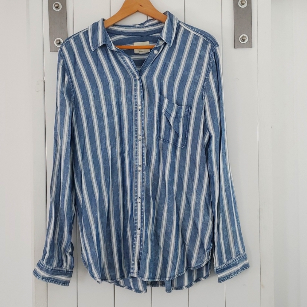 American Eagle button down shirt